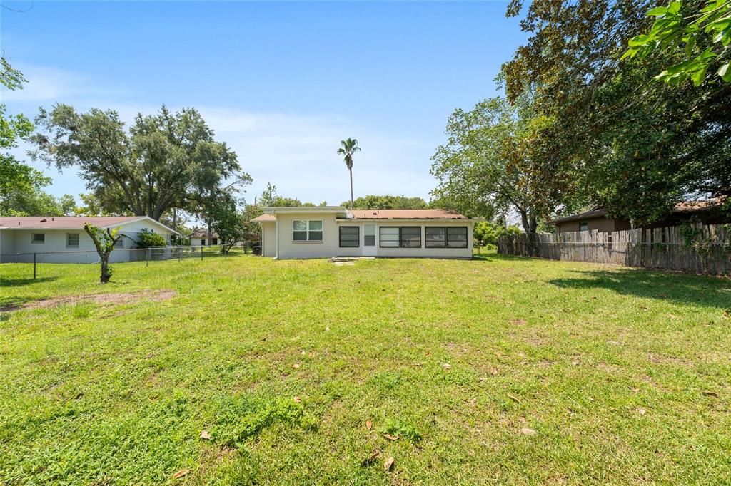 For Sale: $195,000 (2 beds, 1 baths, 988 Square Feet)
