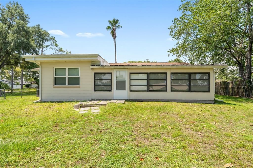 For Sale: $195,000 (2 beds, 1 baths, 988 Square Feet)