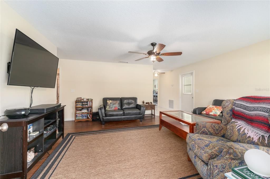 For Sale: $195,000 (2 beds, 1 baths, 988 Square Feet)