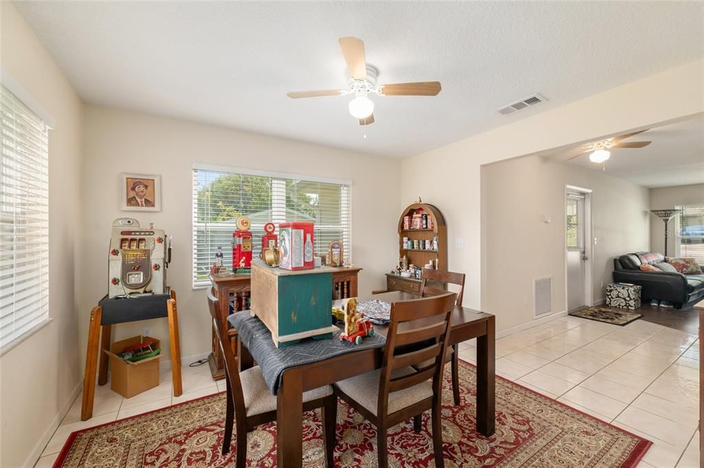 For Sale: $195,000 (2 beds, 1 baths, 988 Square Feet)