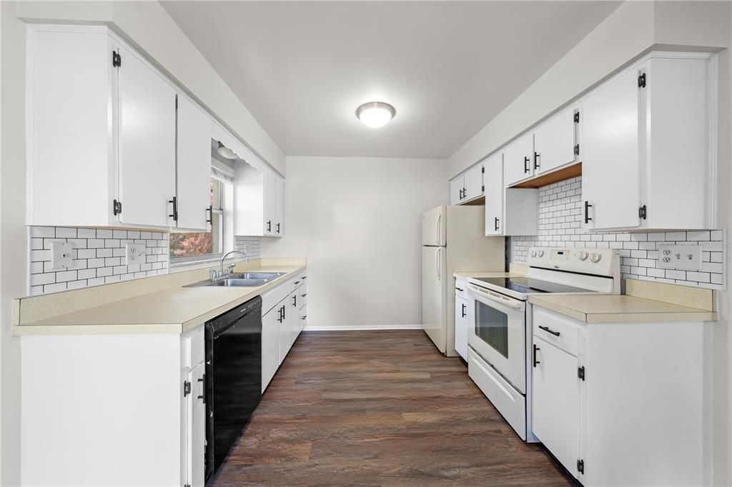 For Sale: $350,000 (3 beds, 2 baths, 1472 Square Feet)