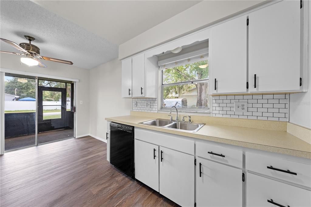 For Sale: $350,000 (3 beds, 2 baths, 1472 Square Feet)