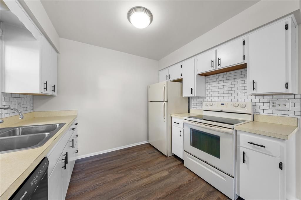 For Sale: $350,000 (3 beds, 2 baths, 1472 Square Feet)