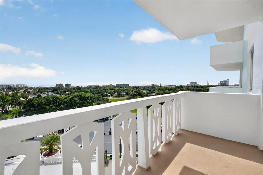 For Sale: $125,000 (1 beds, 1 baths, 822 Square Feet)