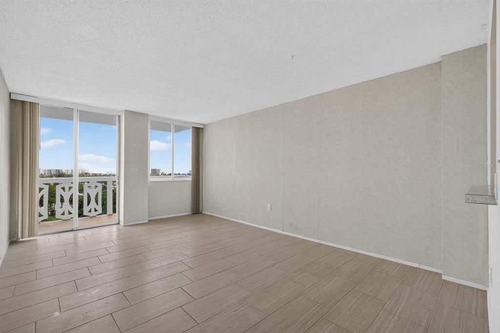 For Sale: $125,000 (1 beds, 1 baths, 822 Square Feet)