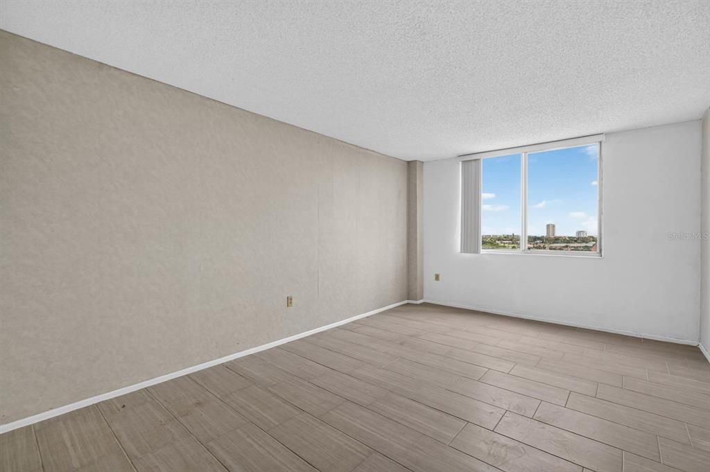 For Sale: $125,000 (1 beds, 1 baths, 822 Square Feet)