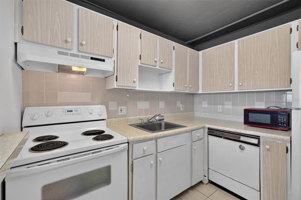 For Sale: $125,000 (1 beds, 1 baths, 822 Square Feet)