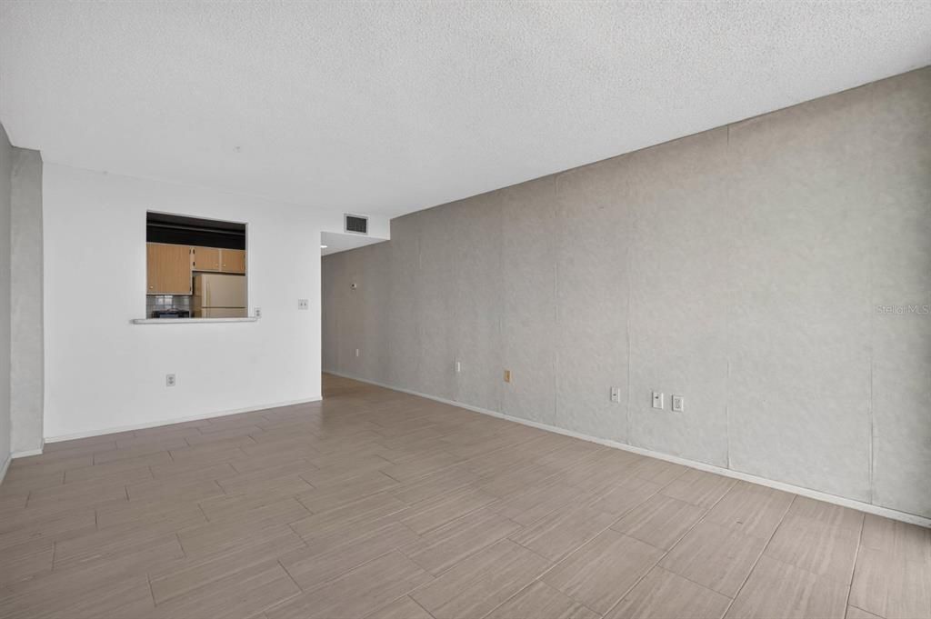 For Sale: $125,000 (1 beds, 1 baths, 822 Square Feet)