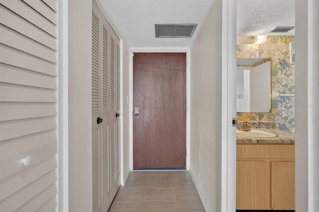For Sale: $125,000 (1 beds, 1 baths, 822 Square Feet)