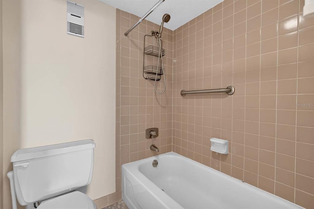For Sale: $125,000 (1 beds, 1 baths, 822 Square Feet)