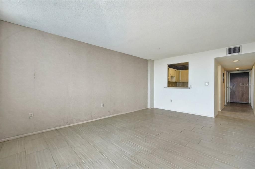 For Sale: $125,000 (1 beds, 1 baths, 822 Square Feet)