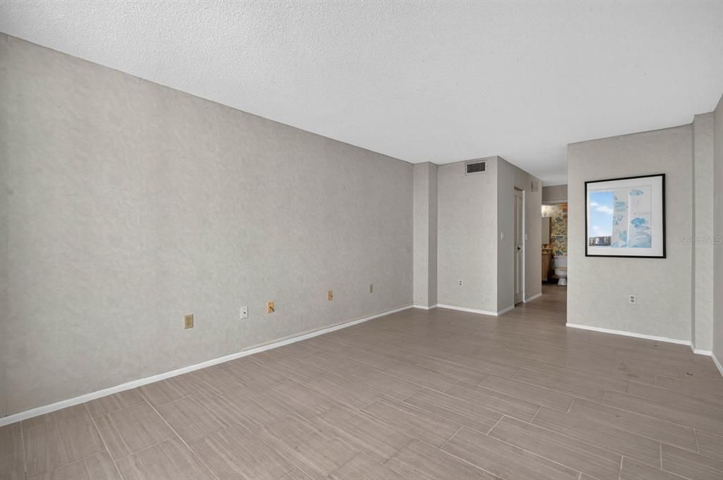 For Sale: $125,000 (1 beds, 1 baths, 822 Square Feet)