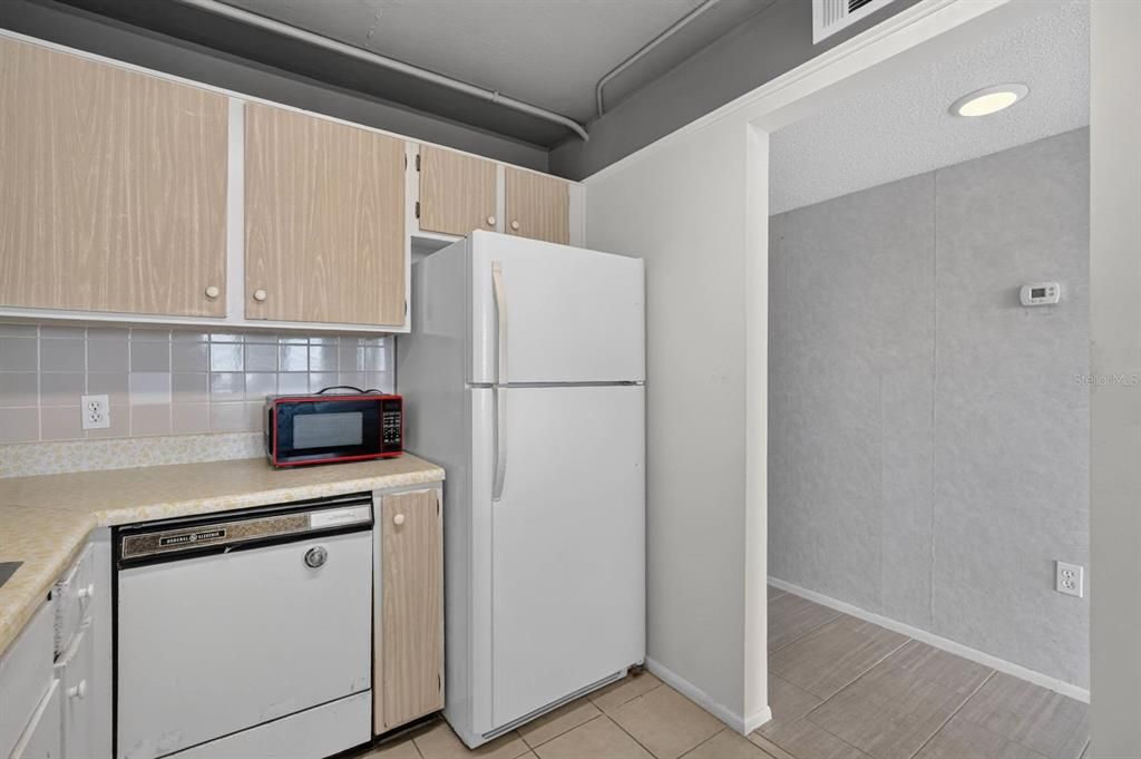 For Sale: $125,000 (1 beds, 1 baths, 822 Square Feet)