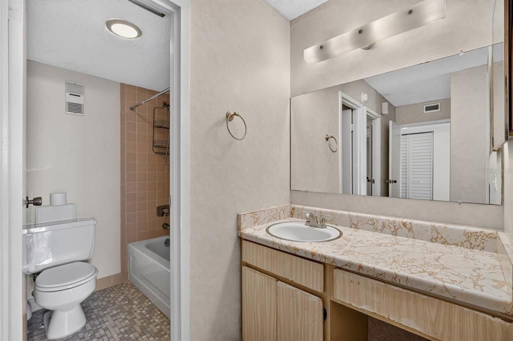 For Sale: $125,000 (1 beds, 1 baths, 822 Square Feet)