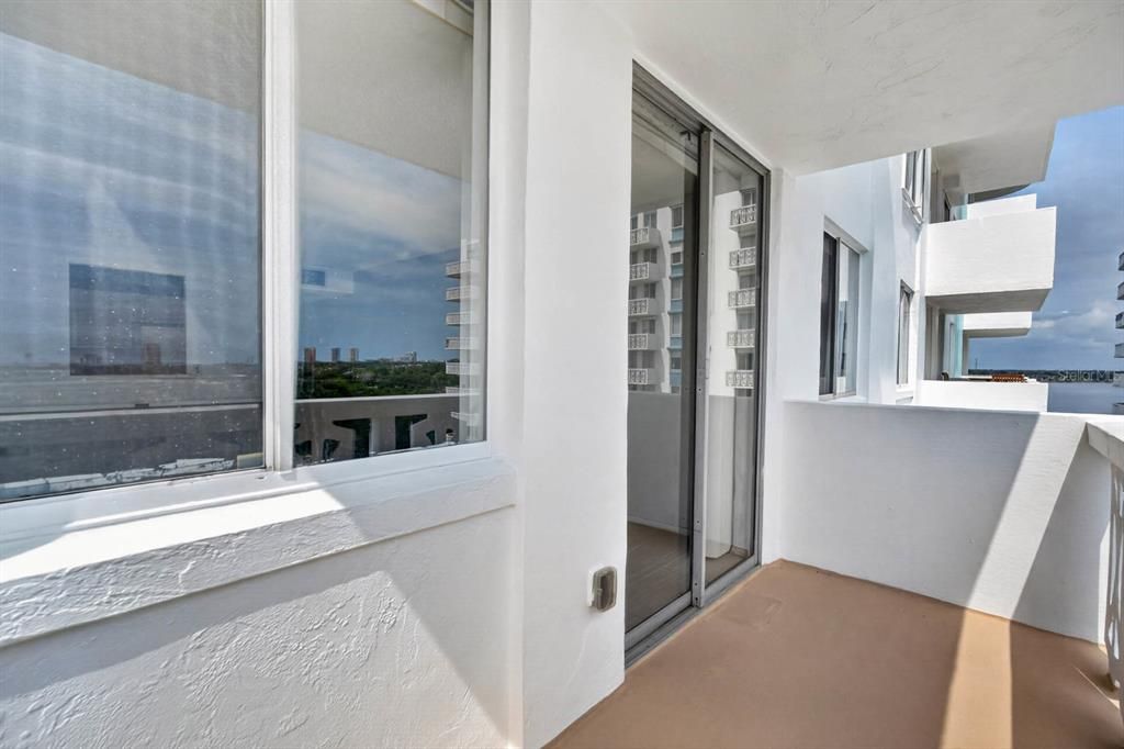 For Sale: $125,000 (1 beds, 1 baths, 822 Square Feet)