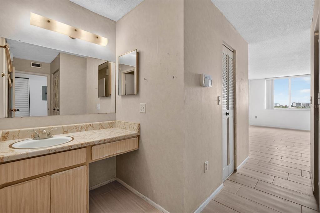 For Sale: $125,000 (1 beds, 1 baths, 822 Square Feet)