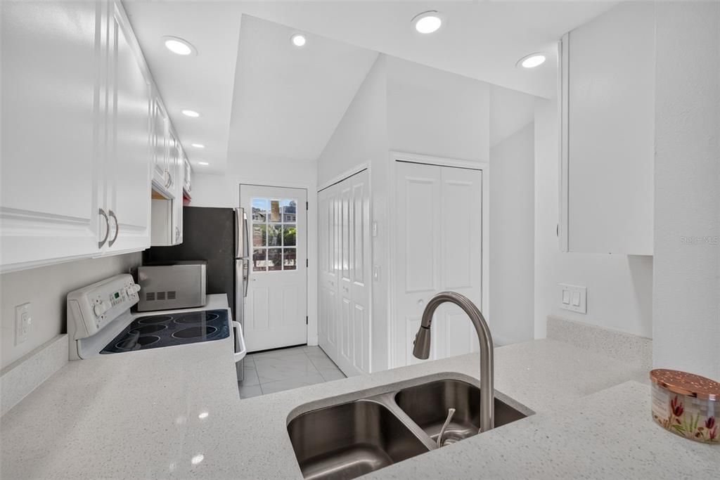 For Rent: $1,775 (2 beds, 2 baths, 902 Square Feet)