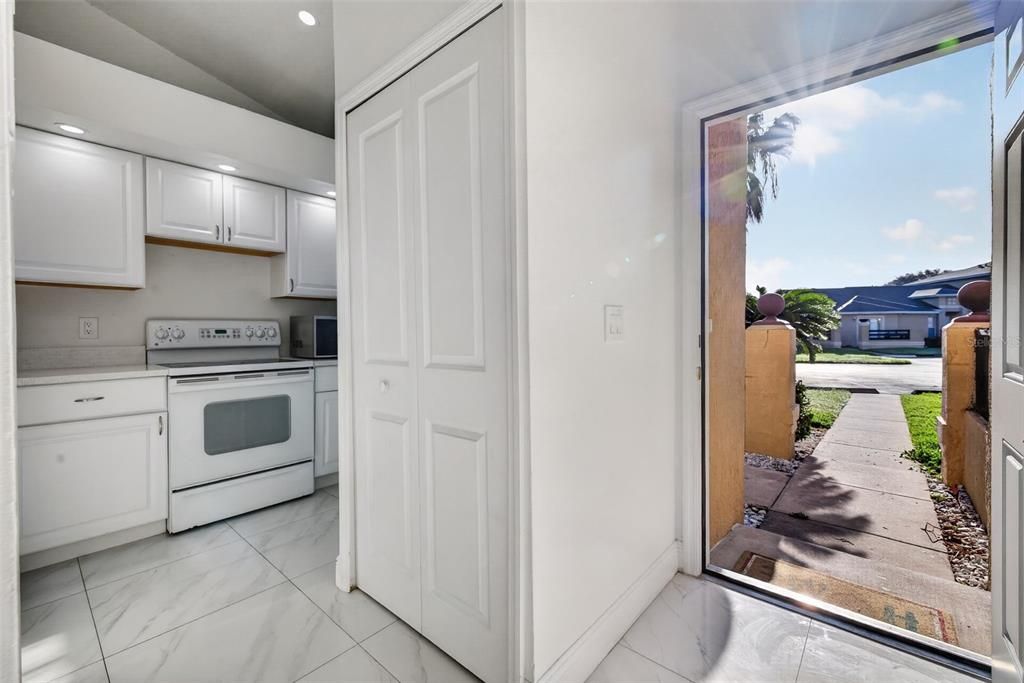 For Rent: $1,775 (2 beds, 2 baths, 902 Square Feet)