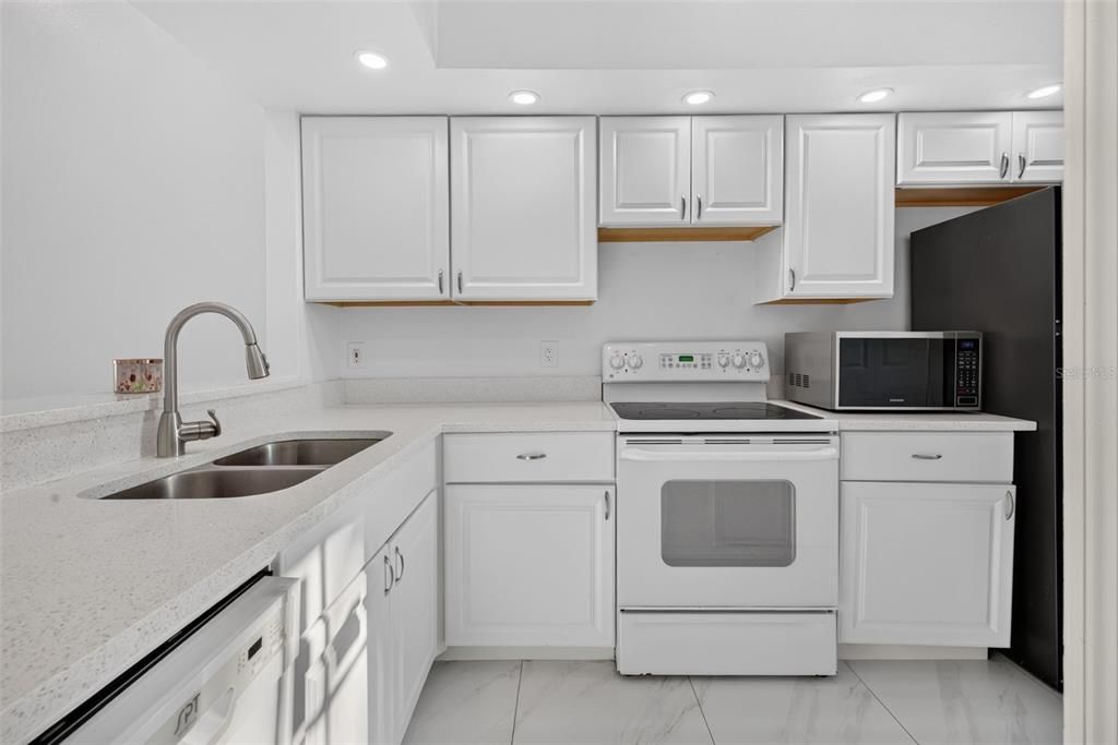 For Rent: $1,775 (2 beds, 2 baths, 902 Square Feet)