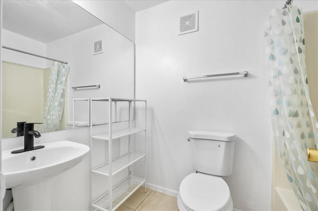 На продажу: $189,900 (4 спален, 4 ванн, 1177 Квадратных фут)