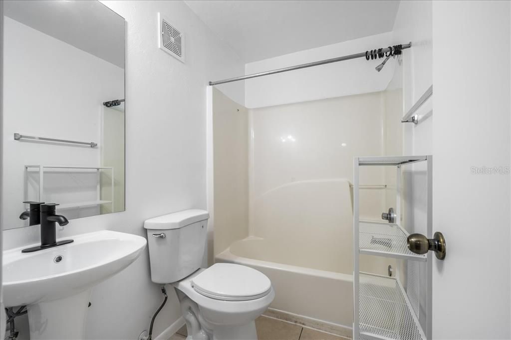 На продажу: $189,900 (4 спален, 4 ванн, 1177 Квадратных фут)