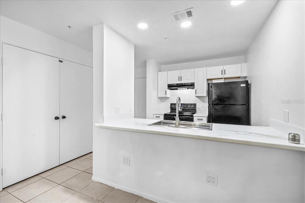 На продажу: $189,900 (4 спален, 4 ванн, 1177 Квадратных фут)