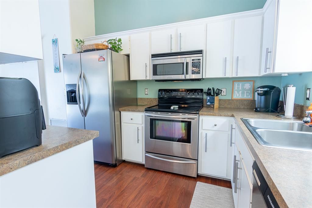 Activo con contrato: $379,900 (3 camas, 2 baños, 1434 Pies cuadrados)