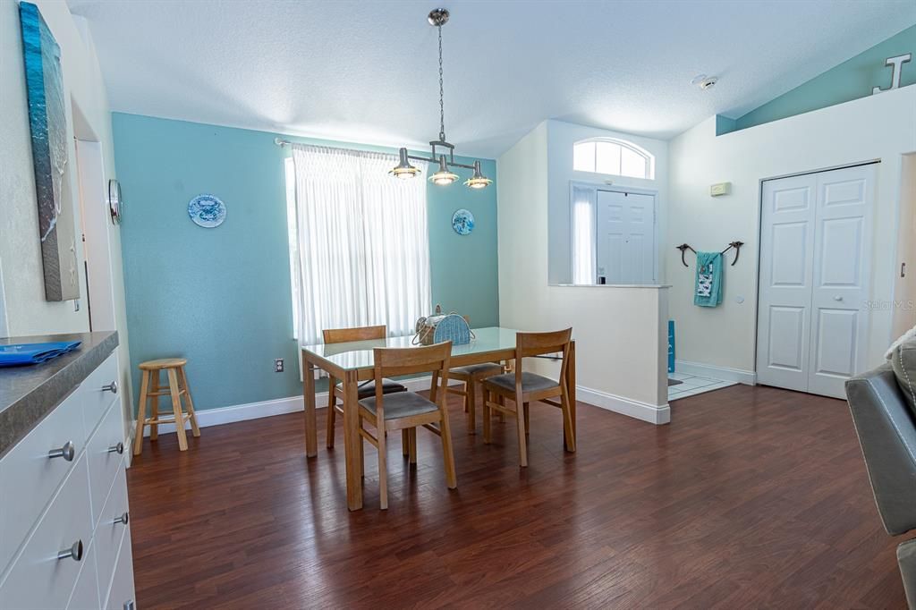 Activo con contrato: $379,900 (3 camas, 2 baños, 1434 Pies cuadrados)