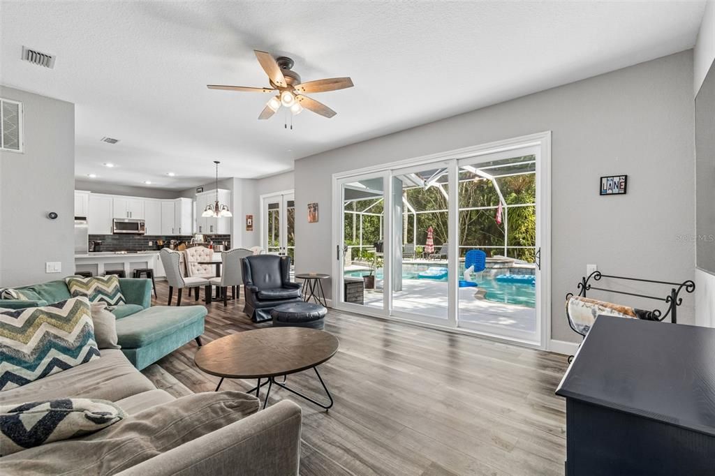 En Venta: $699,999 (4 camas, 2 baños, 3090 Pies cuadrados)