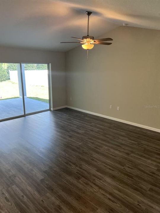 For Rent: $2,395 (4 beds, 2 baths, 1986 Square Feet)