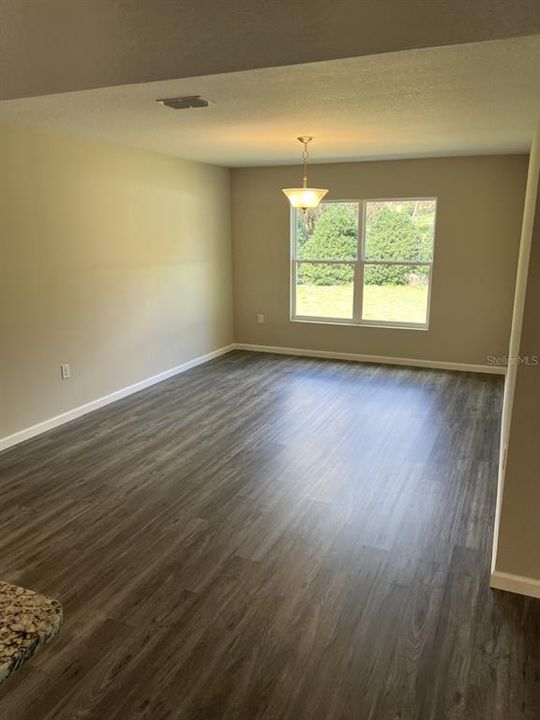 For Rent: $2,395 (4 beds, 2 baths, 1986 Square Feet)