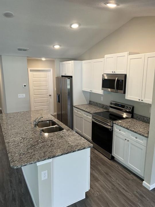 For Rent: $2,395 (4 beds, 2 baths, 1986 Square Feet)