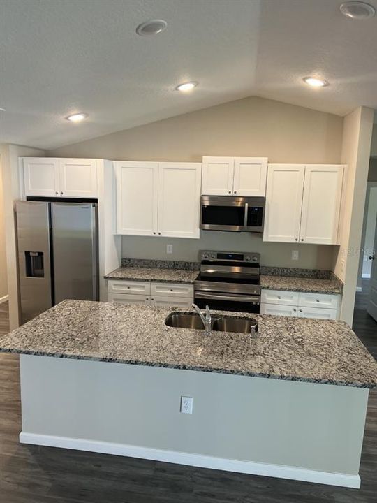 For Rent: $2,395 (4 beds, 2 baths, 1986 Square Feet)