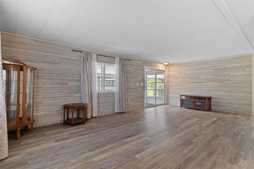 For Sale: $159,900 (2 beds, 2 baths, 1152 Square Feet)