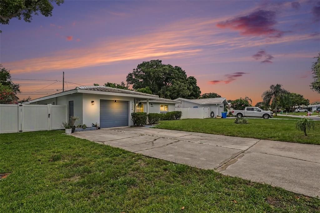 For Sale: $360,000 (2 beds, 2 baths, 1019 Square Feet)