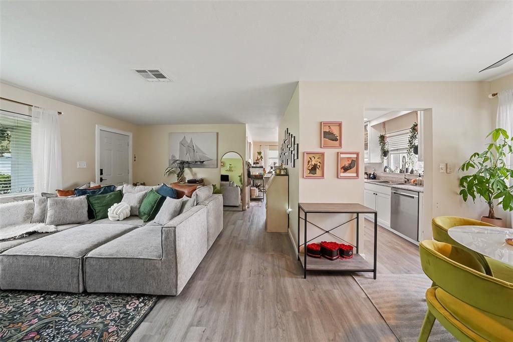 For Sale: $360,000 (2 beds, 2 baths, 1019 Square Feet)