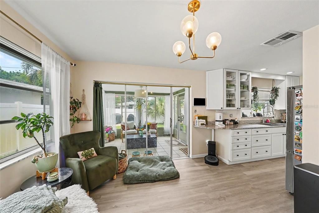 For Sale: $360,000 (2 beds, 2 baths, 1019 Square Feet)