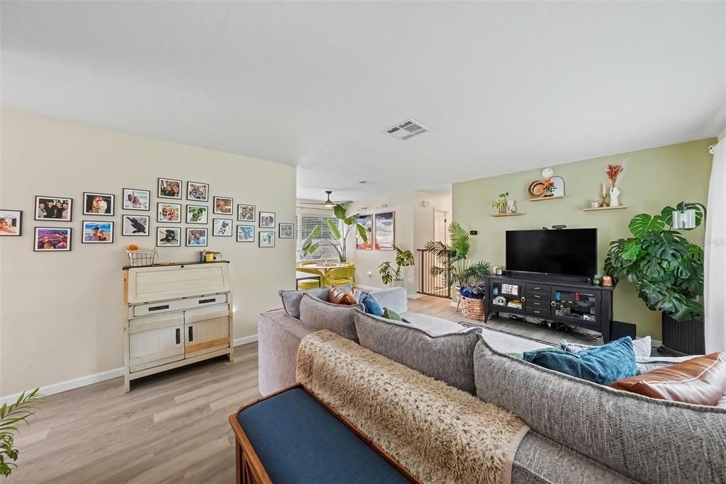 For Sale: $360,000 (2 beds, 2 baths, 1019 Square Feet)