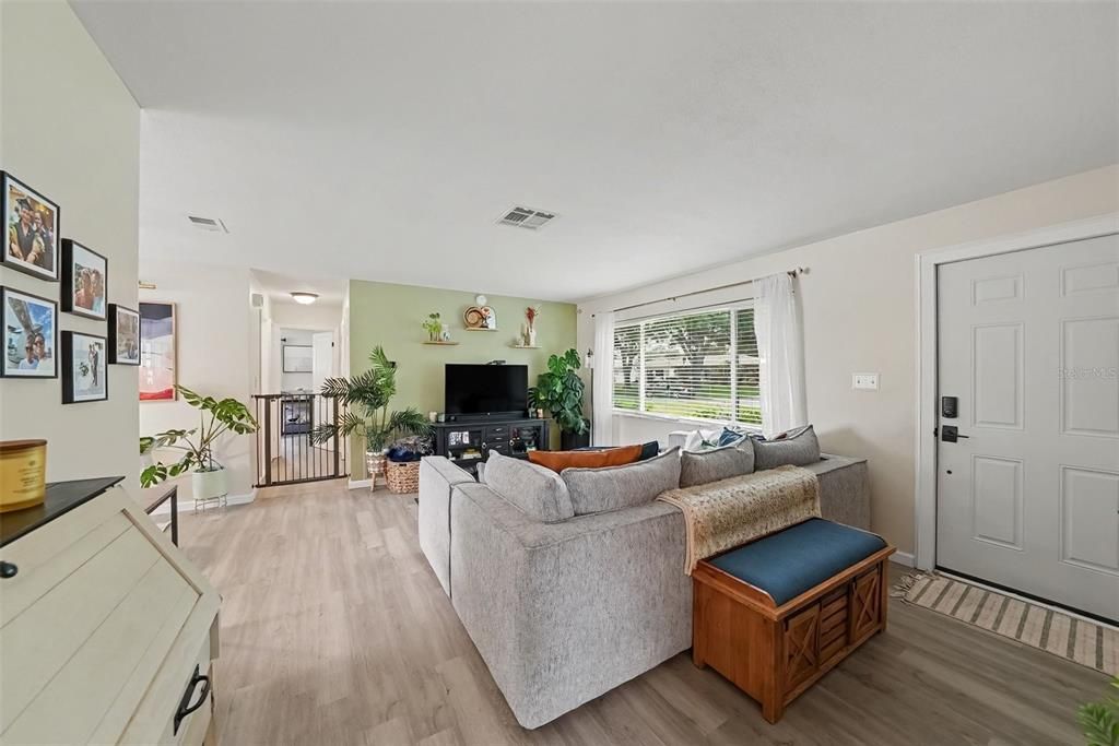 For Sale: $360,000 (2 beds, 2 baths, 1019 Square Feet)