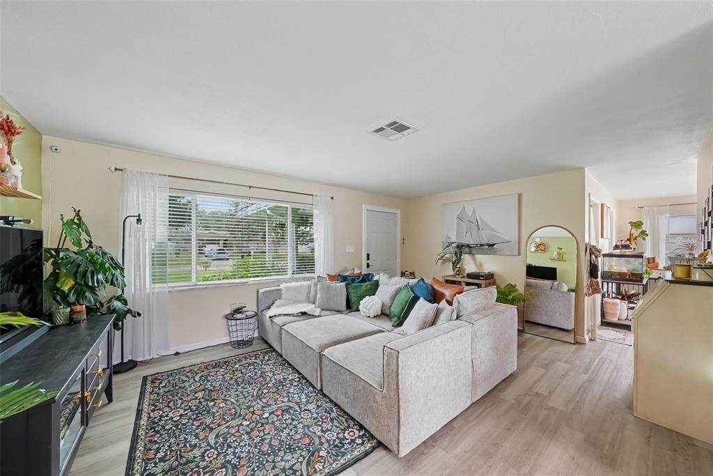 For Sale: $360,000 (2 beds, 2 baths, 1019 Square Feet)