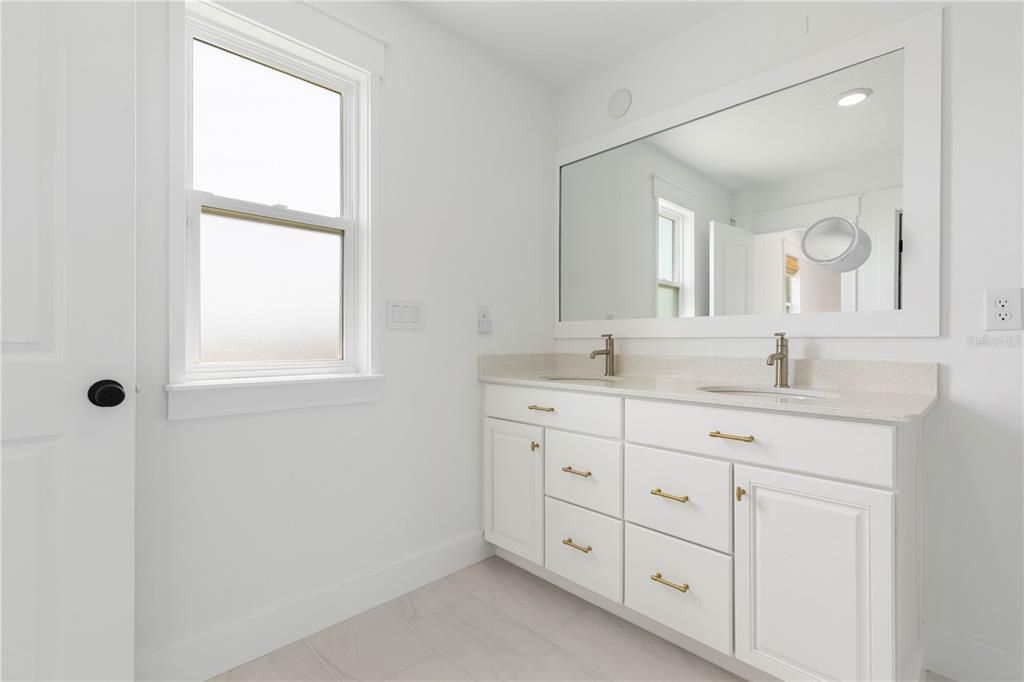 For Sale: $670,000 (5 beds, 2 baths, 3087 Square Feet)