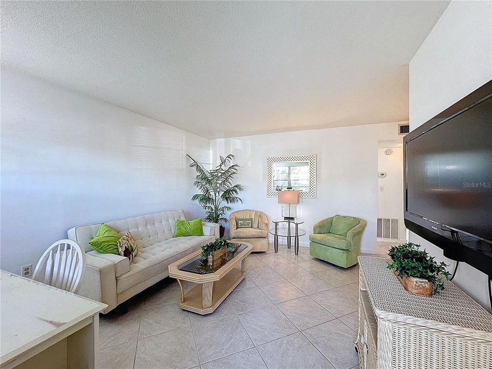 For Sale: $164,900 (1 beds, 1 baths, 554 Square Feet)