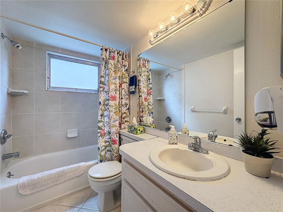 For Sale: $164,900 (1 beds, 1 baths, 554 Square Feet)