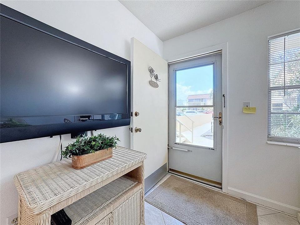 For Sale: $164,900 (1 beds, 1 baths, 554 Square Feet)