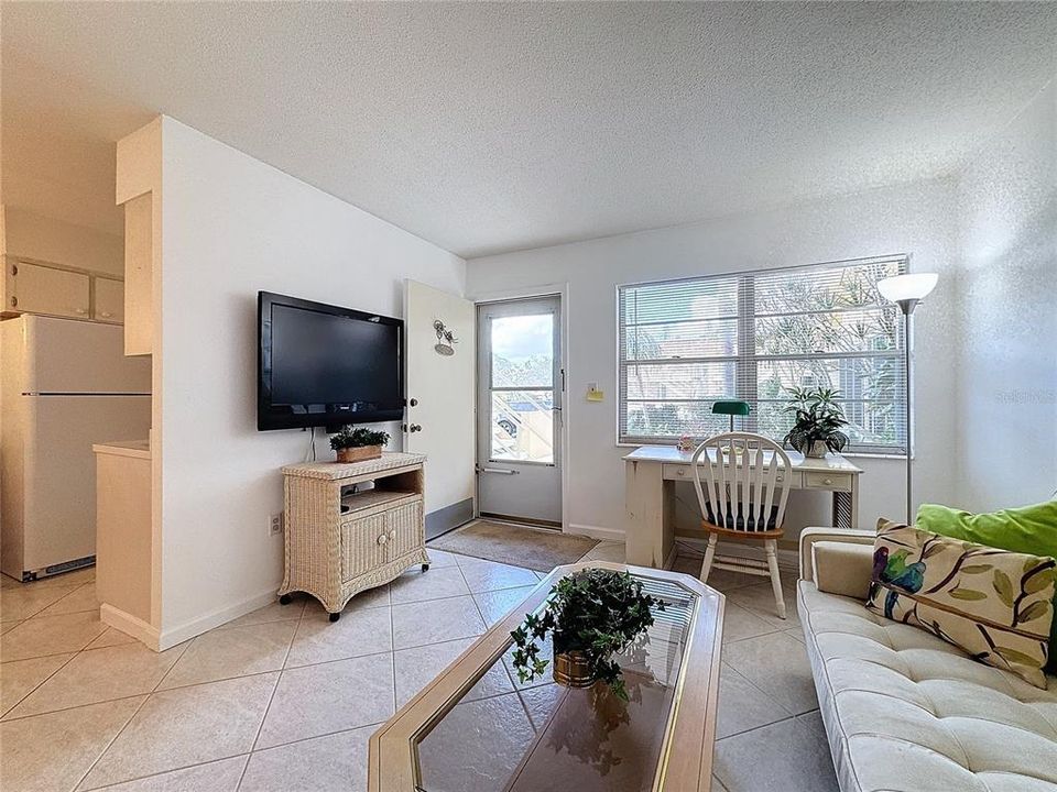 For Sale: $164,900 (1 beds, 1 baths, 554 Square Feet)