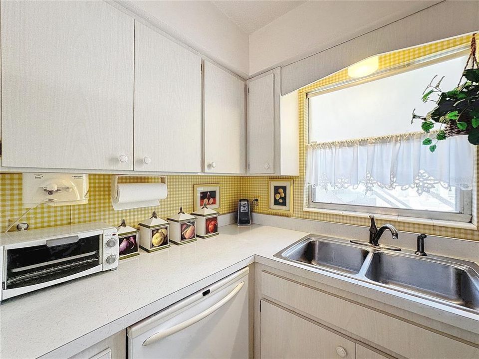 For Sale: $164,900 (1 beds, 1 baths, 554 Square Feet)