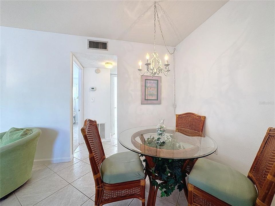 For Sale: $164,900 (1 beds, 1 baths, 554 Square Feet)