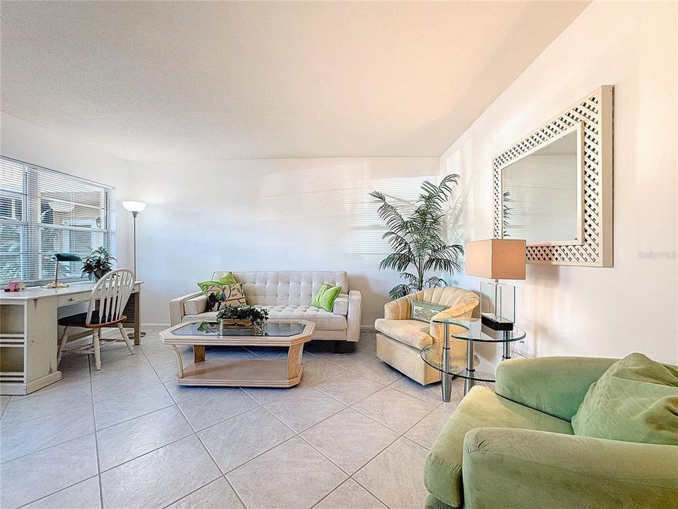 For Sale: $164,900 (1 beds, 1 baths, 554 Square Feet)