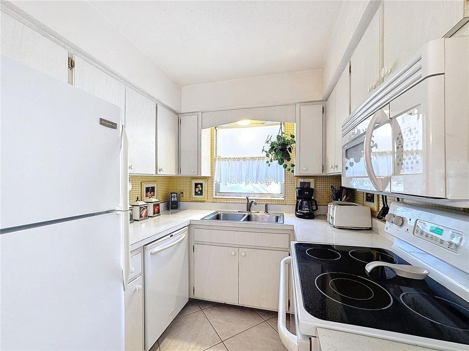 For Sale: $164,900 (1 beds, 1 baths, 554 Square Feet)