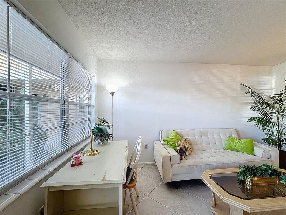 For Sale: $164,900 (1 beds, 1 baths, 554 Square Feet)